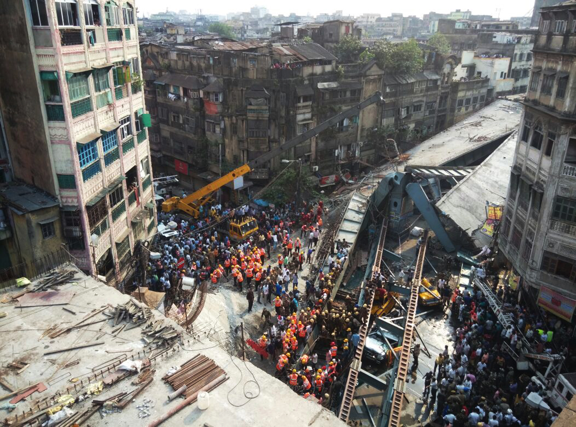 Νεκροί και παγιδευμένοι από την κατάρρευση γέφυρας στην Καλκούτα
